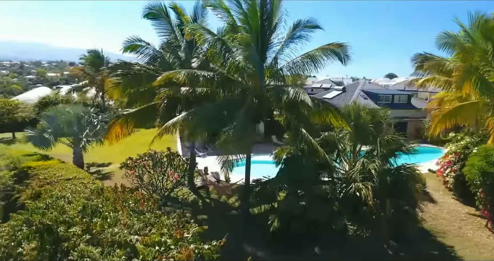 Kreologis — Vue drone villa jardins et piscine